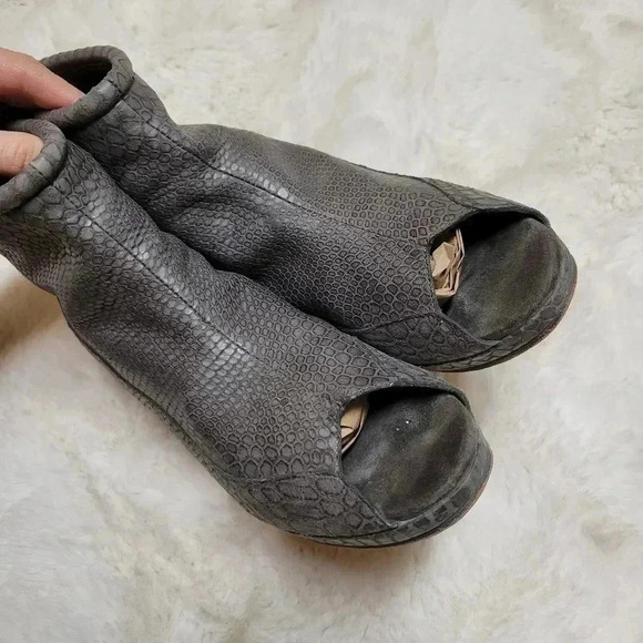 Colleen Cordero Open Toe Heeled Boots Grey Snakeskin Wood Heel Size 8 USA Made - Picture 4 of 9